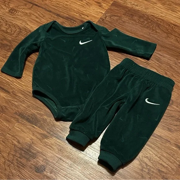 Nike Dark Green Velour Baby Long Sleeve Bodysuit & Pants Set 6 Months - Picture 6 of 6